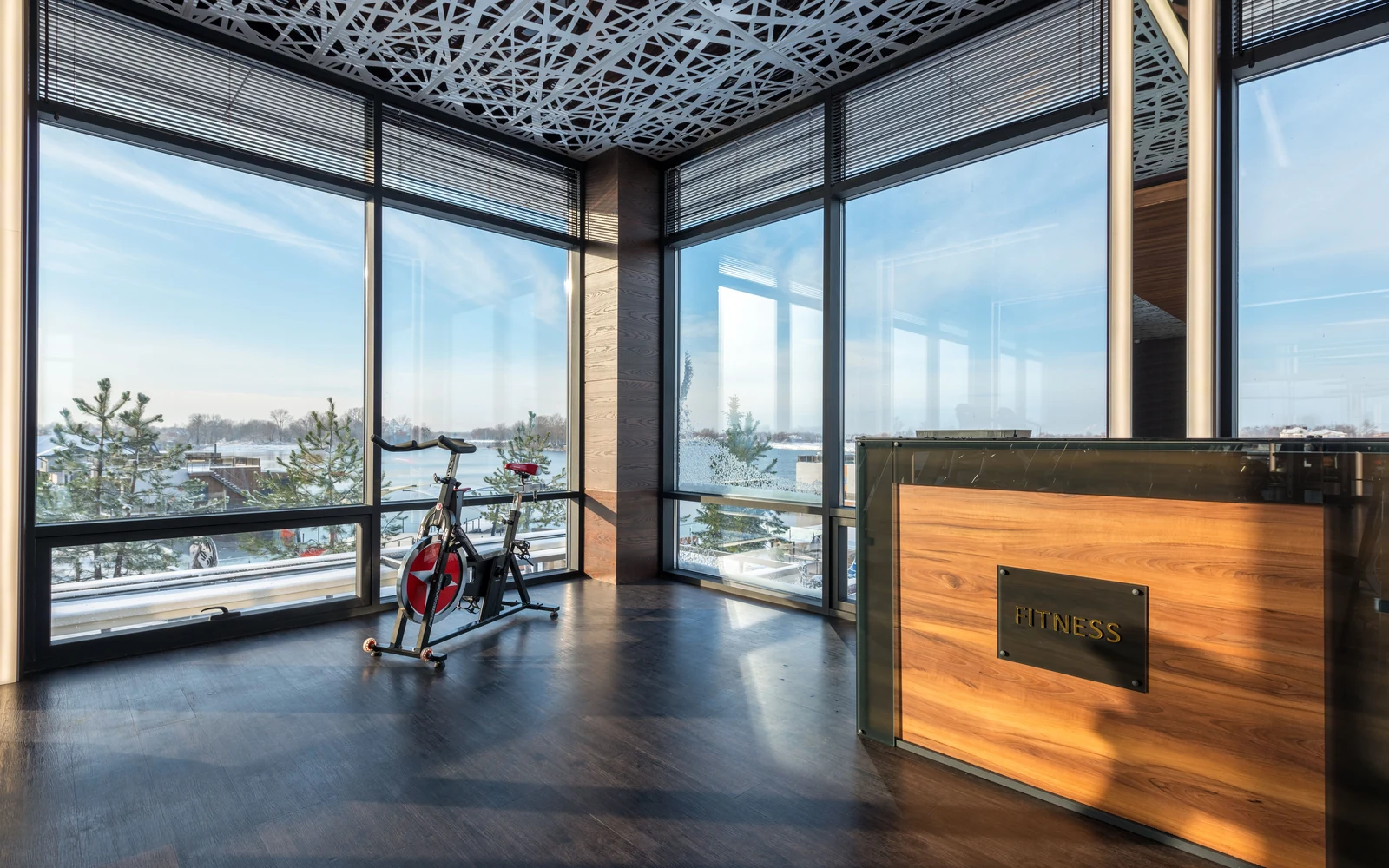 Gimnasio del hotel con vista costera