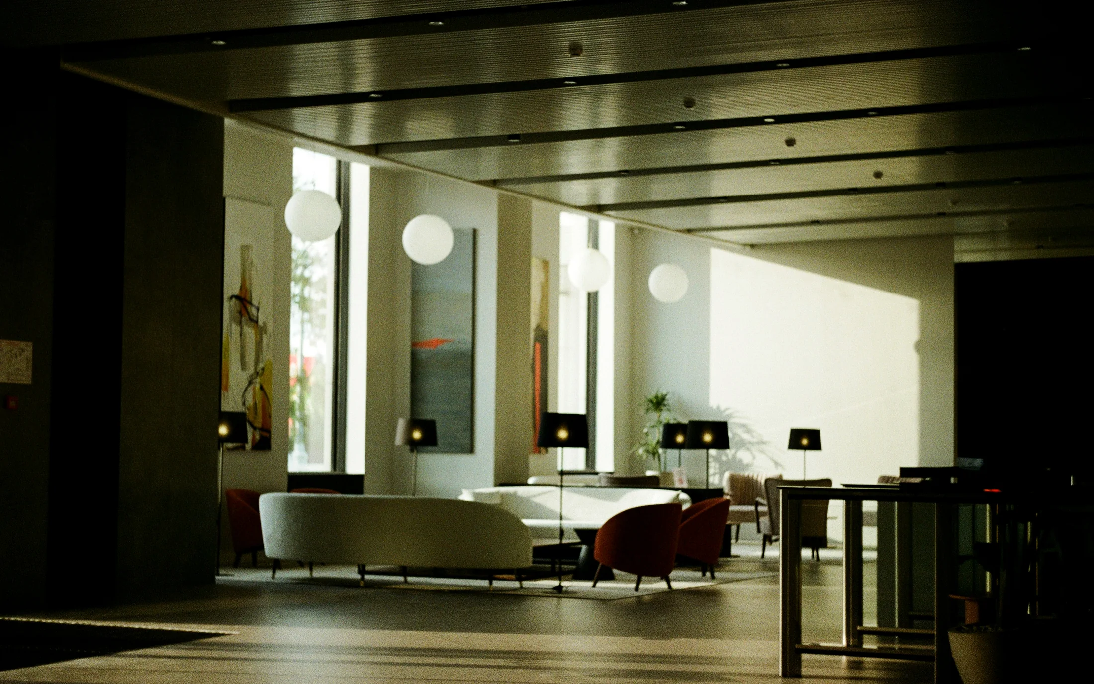Lobby contemporáneo del Hotel Las Gaviotas